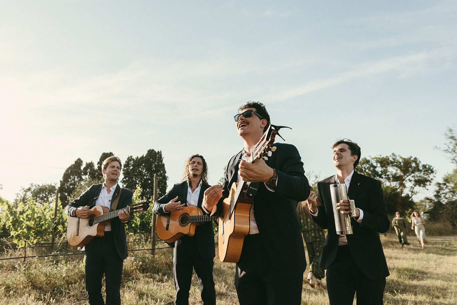 Los músicos de Claquera cantando con guitarras en el campo